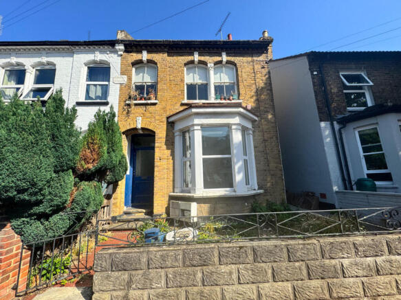 2 bed property, in Hadleigh Road, £255,000