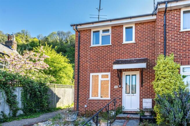 2 bed property, in The Spinneys, £345,000