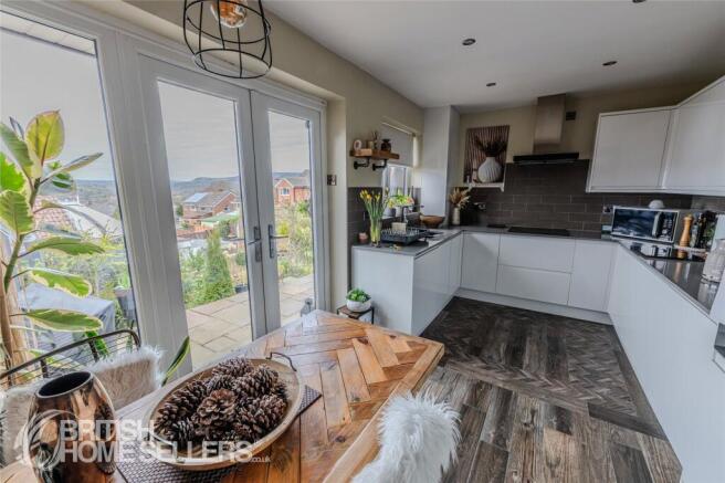 2 bed property, in Oak Tree Crescent, £325,000