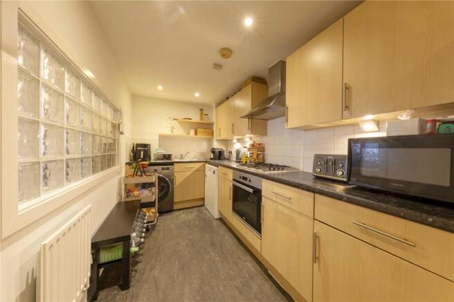 2 bed property, in Blackhorse Lane, £260,000