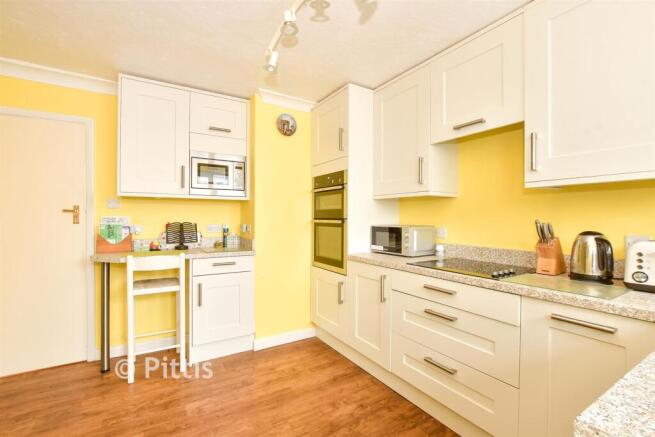 2 bed property, in Station Road, £285,000