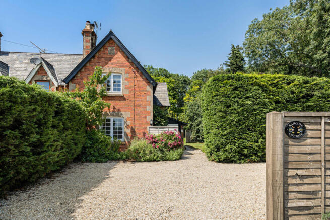 3 bed property, in Barcote Cottages, £450,000