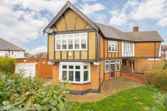 5 bed property, in Clarendon Gardens, £900,000