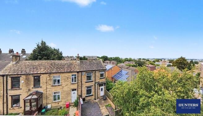 2 bed property, in Holme Lane Bradford BD4, £125,000