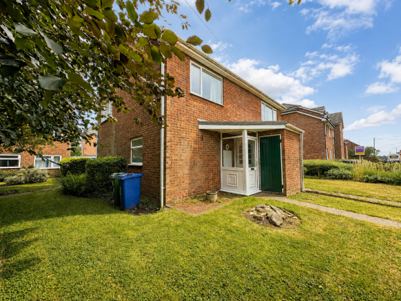 2 bed property, in Heath View, £140,000