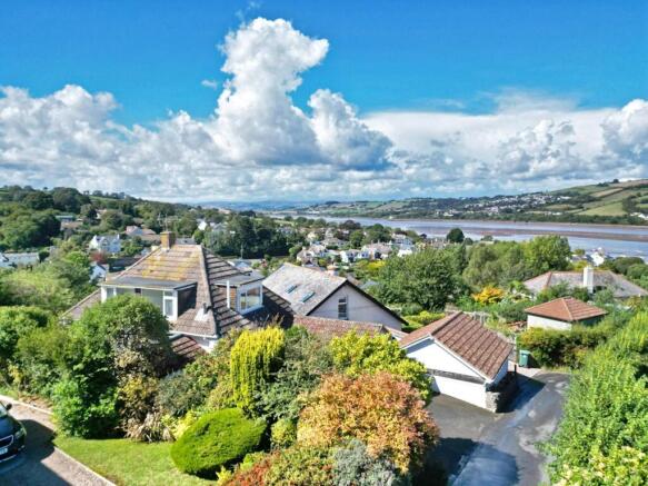 3 bed property, in Commons Lane, £595,000
