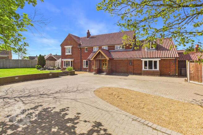 5 bed property, in Oakfield Drive, £900,000