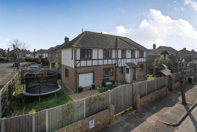 6 bed property, in Southview Gardens, £750,000