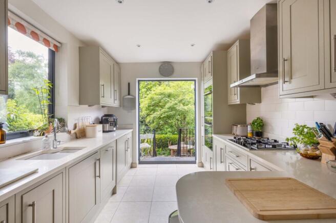 4 bed property, in Culverden Park Road, £700,000