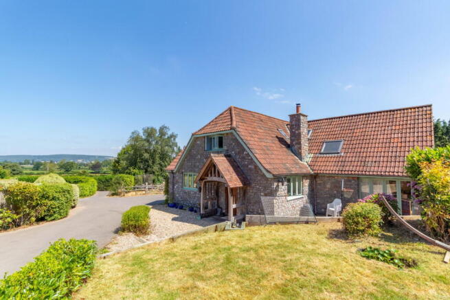 4 bed property, in Bath road, £775,000