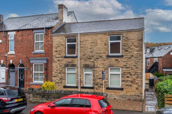 2 bed property, in Marshall Road, £180,000