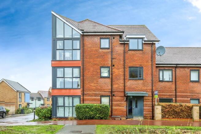 2 bed property, in Beaufort Road, £200,000