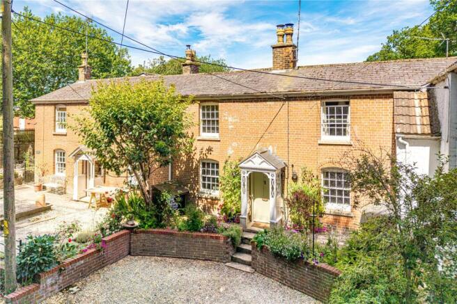 2 bed property, in Cheverell Road, £325,000