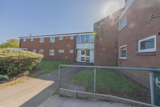 2 bed property, in Cottage Farm Road, £80,000