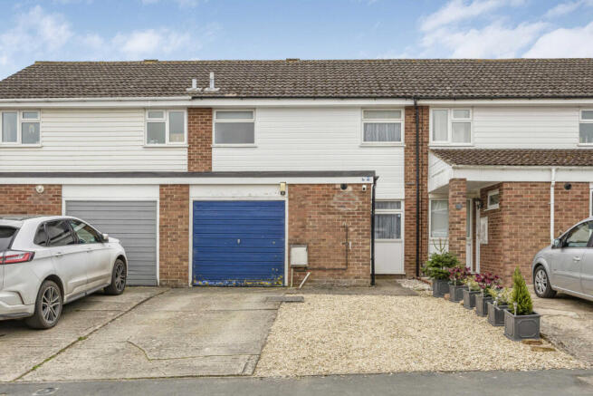 3 bed property, in Woodgate Close, £295,000