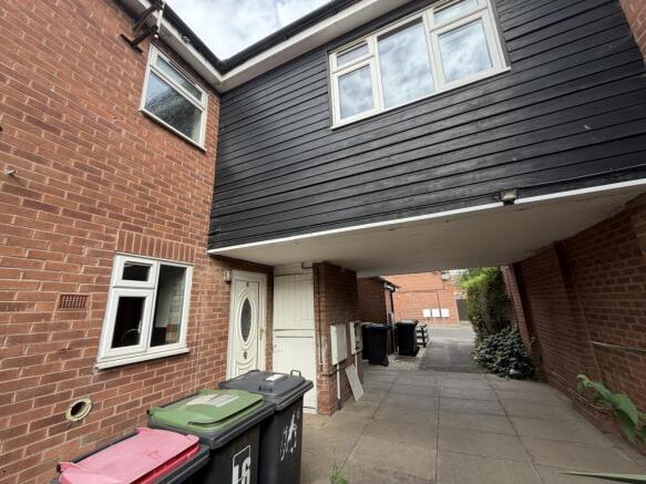 2 bed property, in 16 Kingfisher Close, £90,000