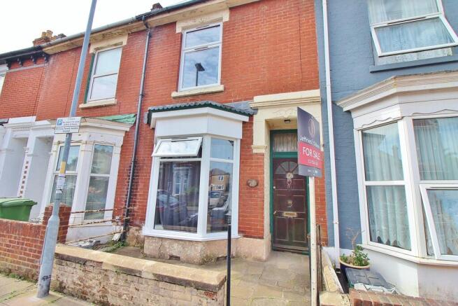 2 bed property, in Pitcroft Road, £210,000