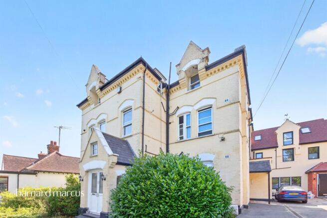 1 bed property, in Oakleigh Park South, £425,000
