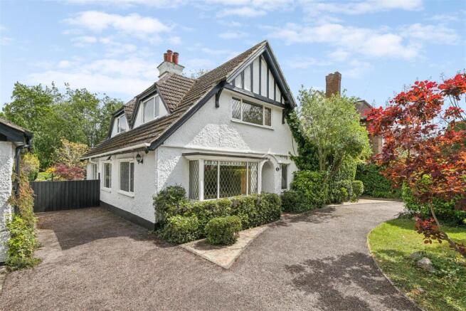3 bed property, in Norton Way South, £850,000