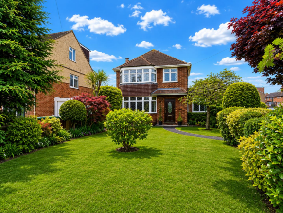 3 bed property, in Glenfield Road, £675,000