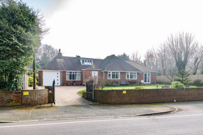 3 bed property, in Carlinghow Hill, £735,000