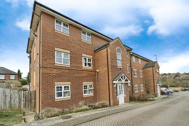 2 bed property, in Farnley Crescent, £120,000