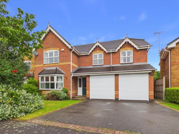 5 bed property, in Robins Close, £450,000