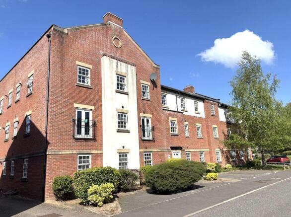 2 bed property, in Horseshoe Crescent, £155,000