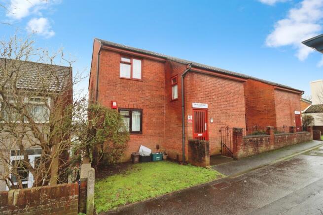 1 bed property, in Air Balloon Road, £110,000
