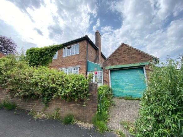 3 bed property, in 8 Woodside Close, £200,000