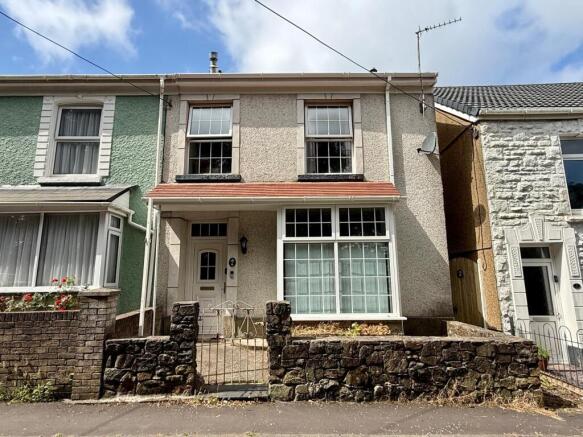 4 bed property, in Woodlands, £200,000