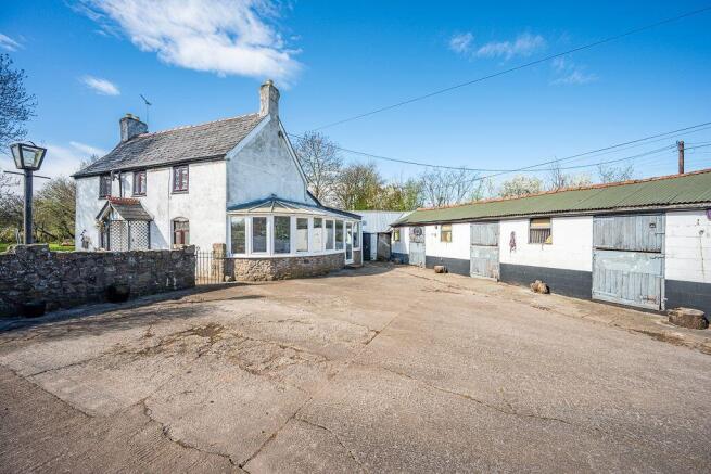 3 bed property, in Wernrheolydd, £495,000