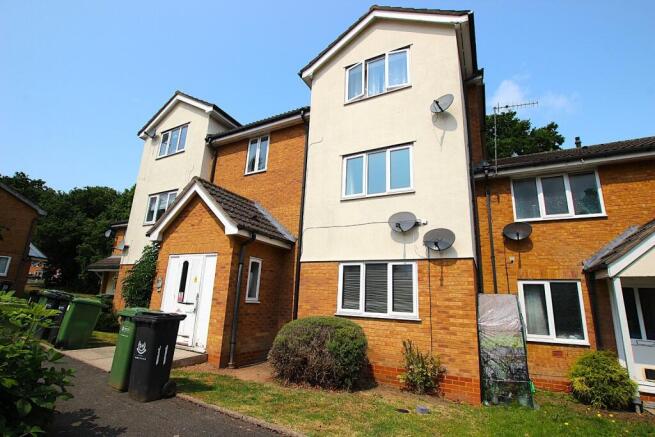 2 bed property, in Wain Green, £125,000