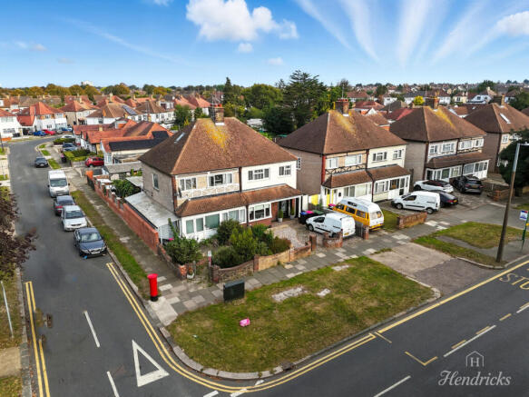 3 bed property, in Bournemouth Park Road, £375,000