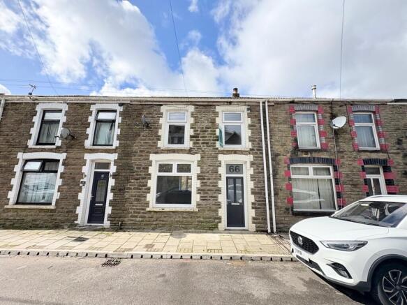 2 bed property, in High Street, £149,995