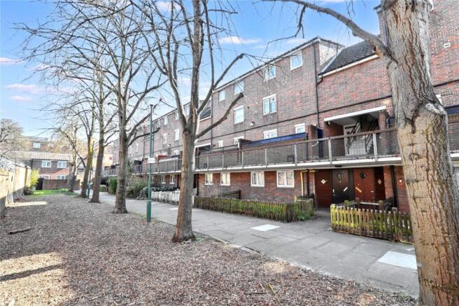 2 bed property, in Roth Walk, £450,000