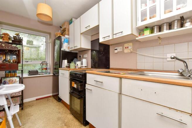 2 bed property, in Basinghall Gardens, £245,000