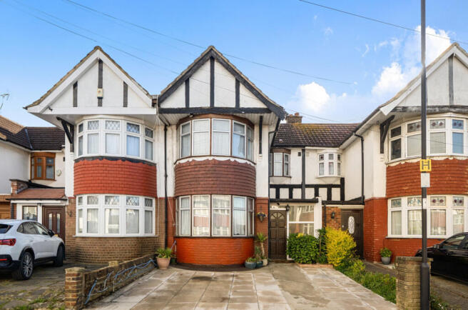 3 bed property, in Petersfield Close, £565,000