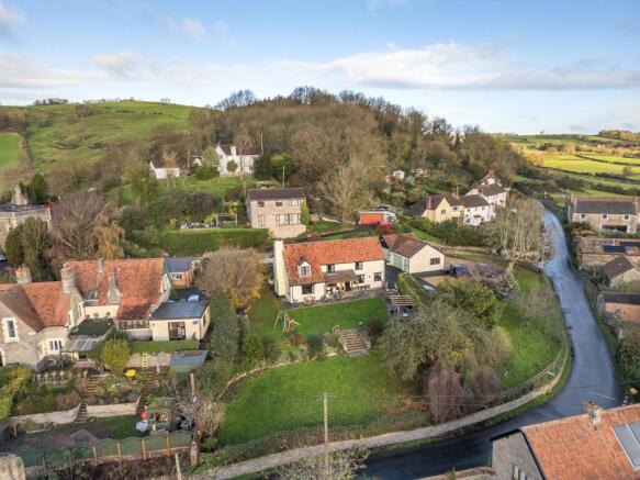 5 bed property, in Hill View Road, £925,000
