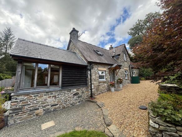3 bed property, in Cwrtnewydd, £495,000