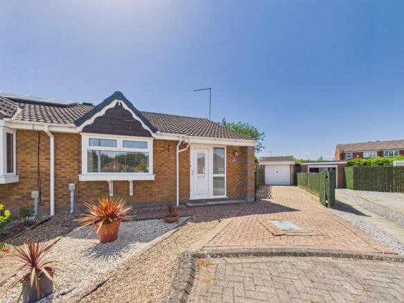2 bed property, in Oak Grove, £210,000