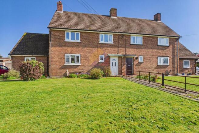 3 bed property, in The Blundens, £390,000
