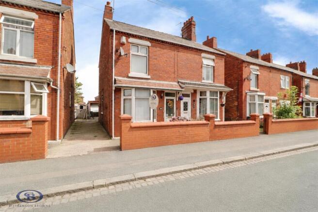 3 bed property, in Holland Street, £125,000