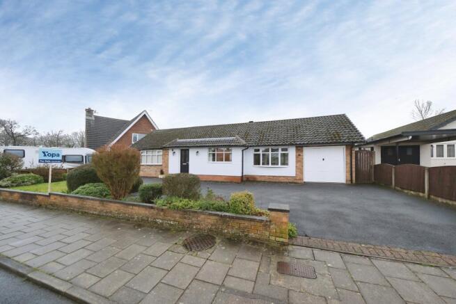 2 bed property, in Woodside Avenue, £350,000