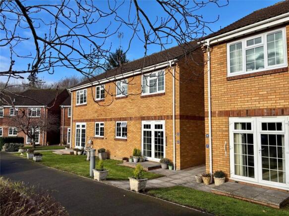2 bed property, in Greenway Lane, £140,000