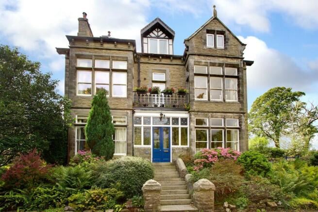 3 bed property, in 2 Moorgarth Hall, £325,000