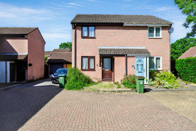 2 bed property, in Goodwood Close, £250,000