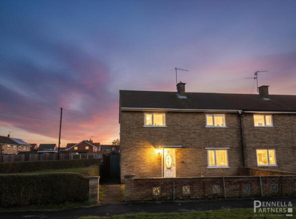 3 bed property, in Crescent Road, £220,000