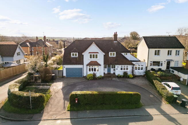 5 bed property, in Wicken Road, £915,000