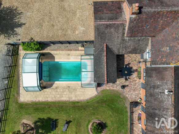 5 bed property, in Tamworth Road, £875,000